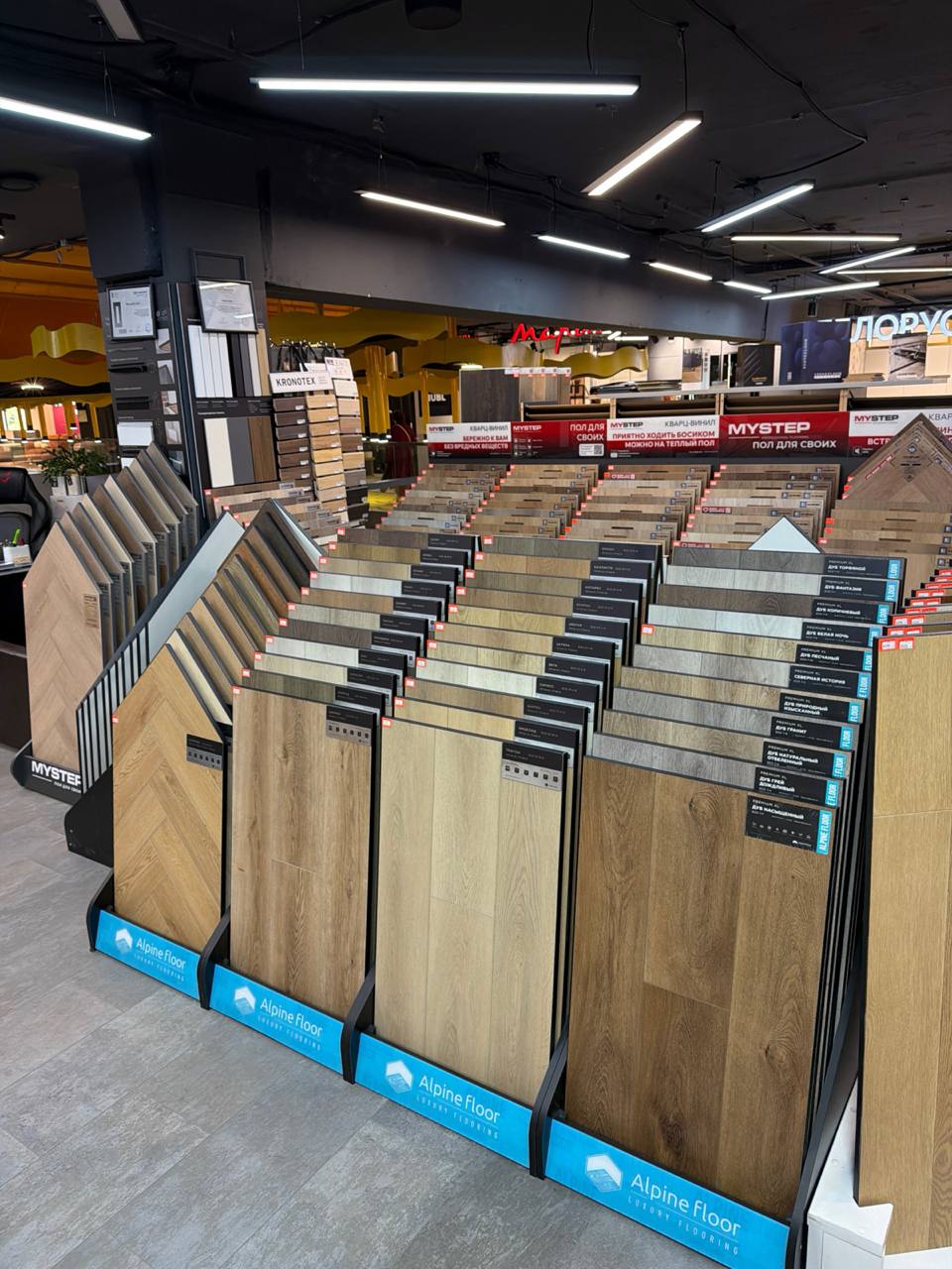Стенды кварцвинила Alpine Floor и My Step в ТЦ Кристалл Москва