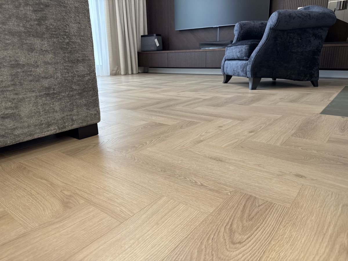 Крупный план укладки MSPC ламината елочкой Stone Floor Дуб Спрингфилд