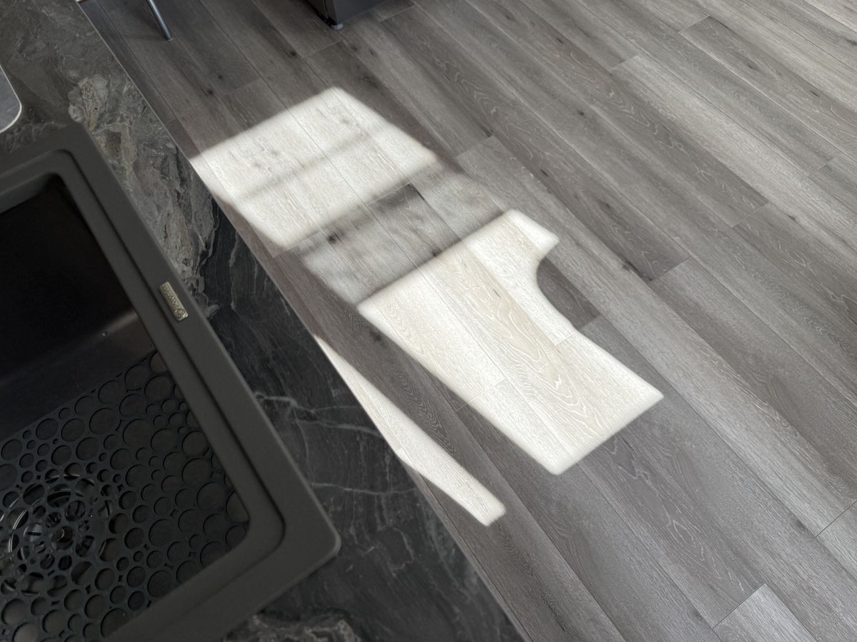 Интерьер с MSPC ламинатом Stone Floor Дуб Старая гавань